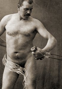 Nackter Mann, der den Griff einer Kabelmaschine hält, ca. 1910